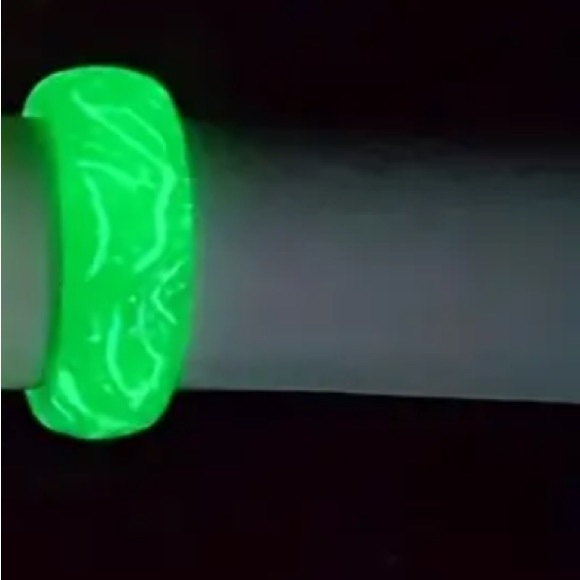 Luminous Vintage Resin Ring - Picture 7 of 8